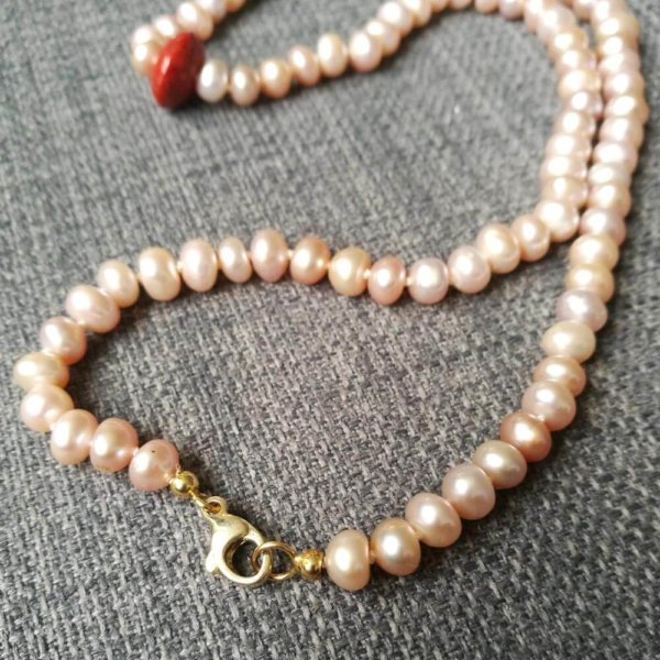 Perlkette aus Biwaperlen